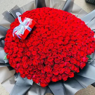 400 Red Roses Grand Bouquet with Lindt Lindor Chocolate — flowers delivered in Nairobi by Floral Whispers Gifts