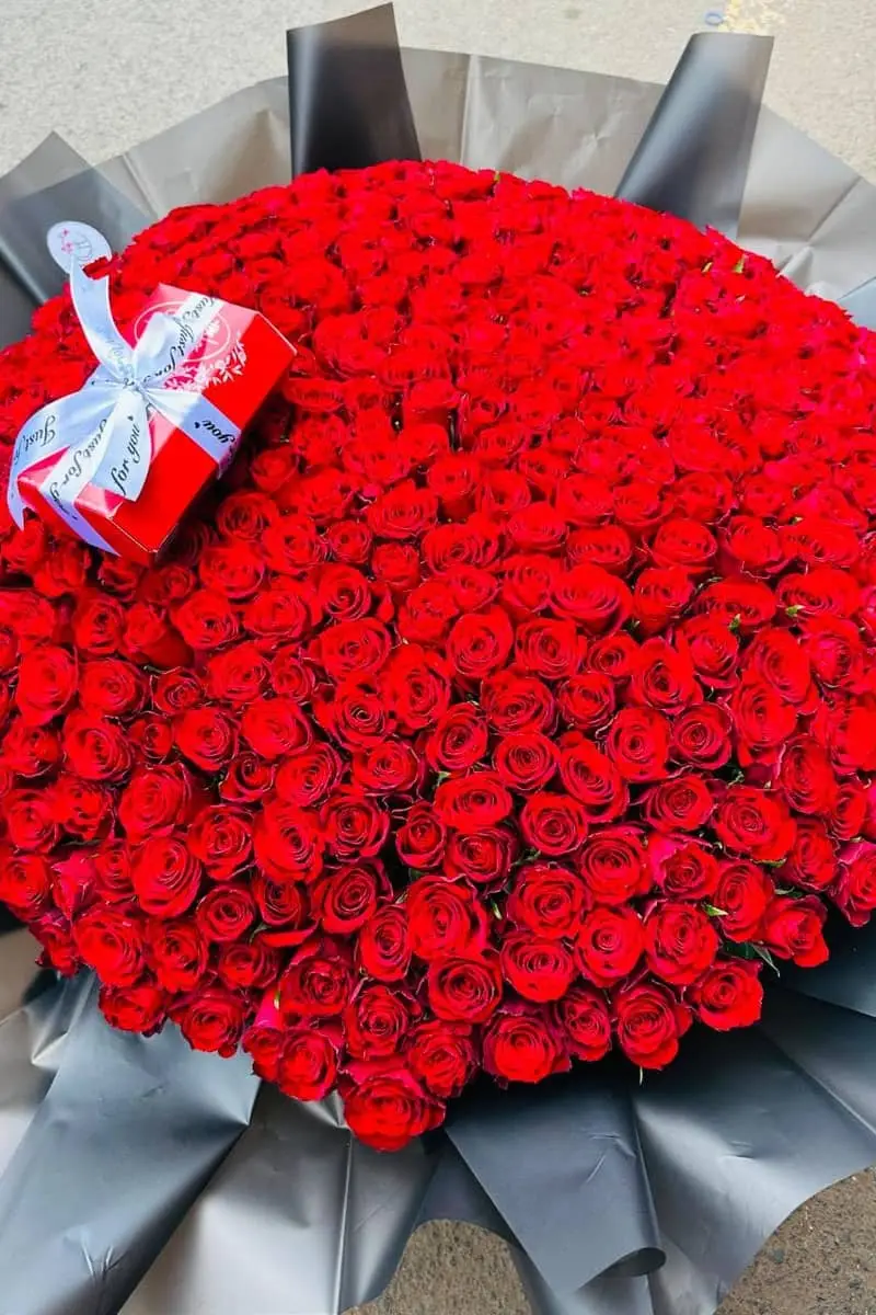 400 Red Roses Grand Bouquet with Lindt Lindor Chocolate - Premium flower delivery Nairobi CBD, Westlands, Karen | Floral Whispers Gifts - Image 1